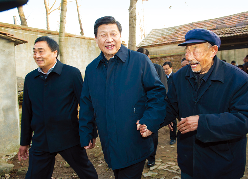 　2013年11月24日至28日，中共中央总书记、国家主席、中央军委主席习近平在山东考察。 这是25日下午，习近平在地处沂蒙老区的临沭县曹庄镇朱村亲切地拉着83岁的“老支前”王克昌的手去他家看望。 新华社记者 谢环驰/摄